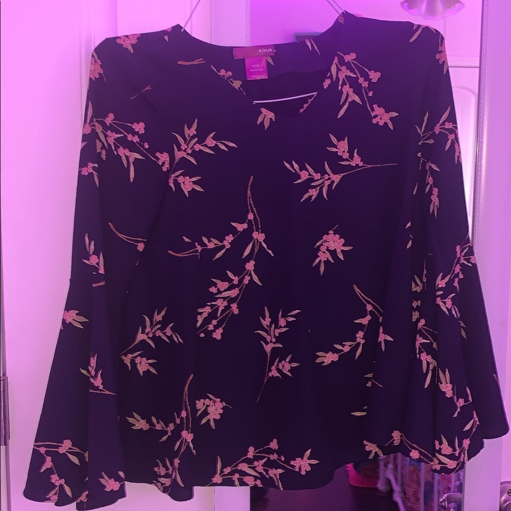 Long sleeve flowery flow blouse! Wide arms!